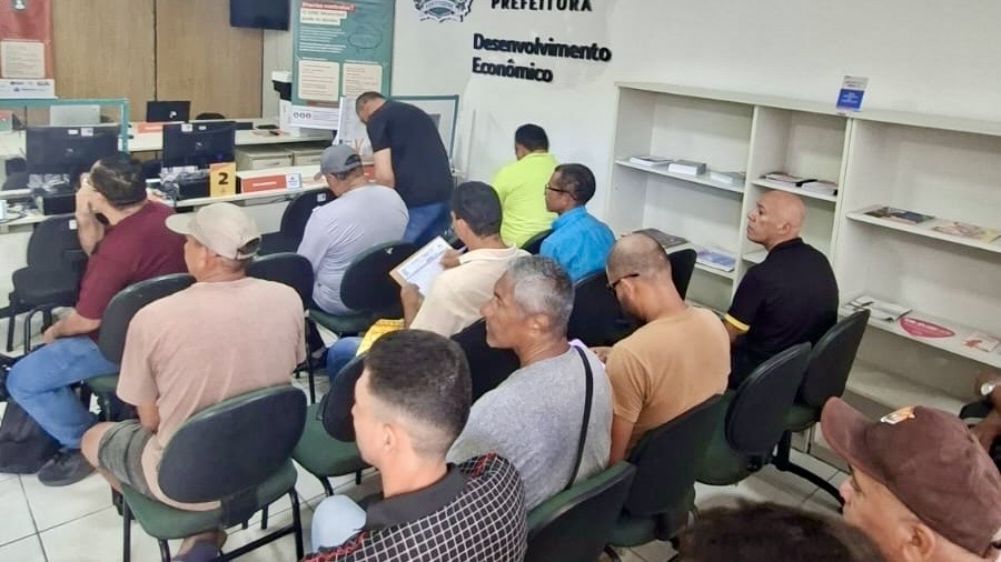pessoas sentadas em uma sala do sine